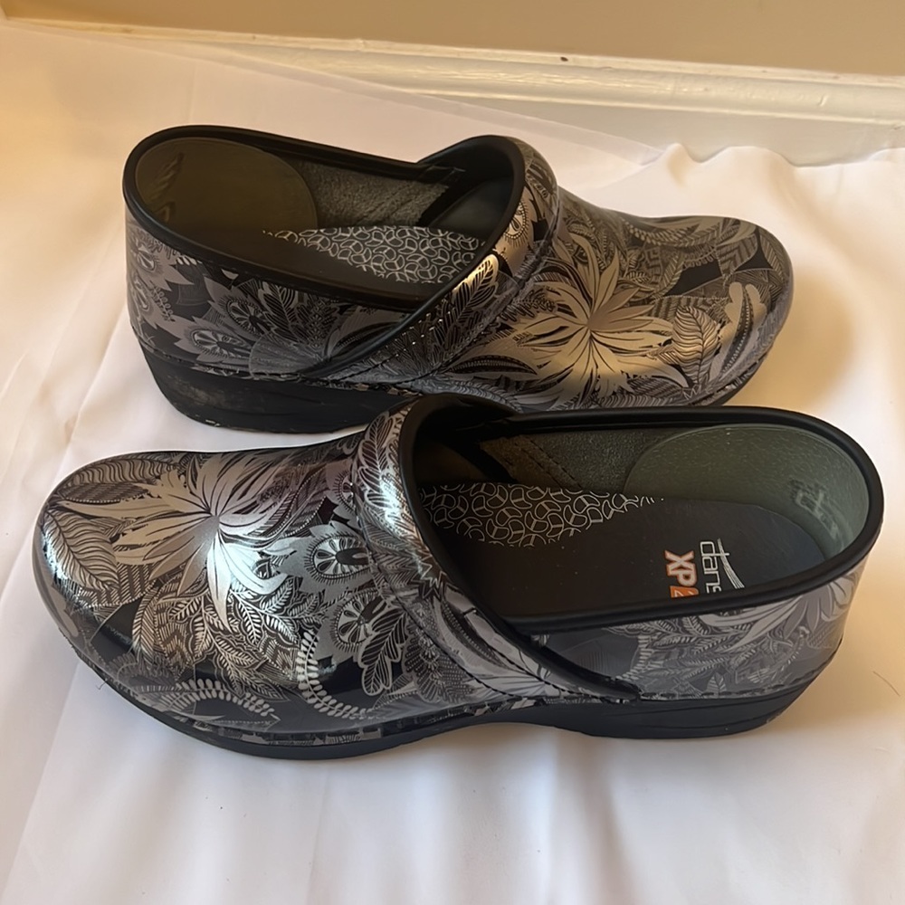 Dansko Xp. Size 11. Metallic Patent Jungle.